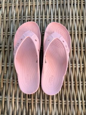 Women's Pink Crocs Classic 2.0 Flip Flops sz 6